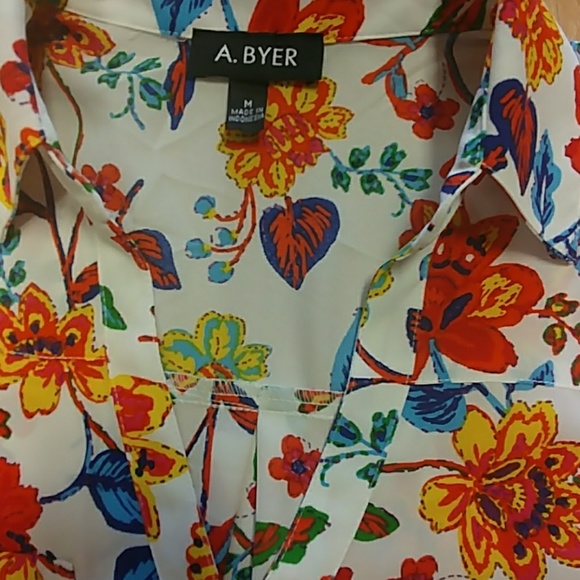 A. Byer Sleeveless Floral Button Down Top - Picture 8 of 8